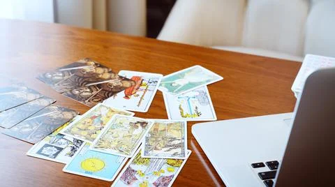 Tarot card reader arranges cards in a card spread. Fortune-telling concept Foto stock
