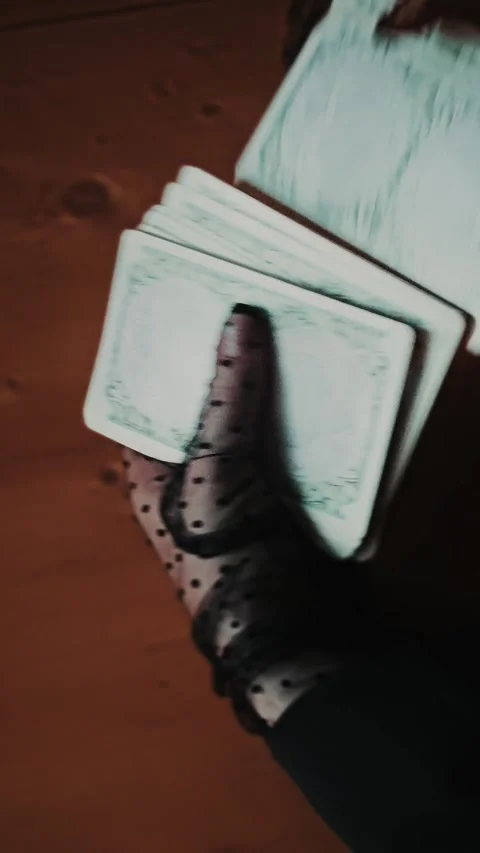 Tarot Card Reading from a New Perspective Stockbeeldmateriaal 289631151