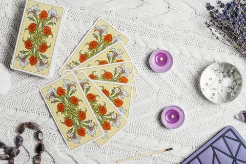 Tarot cards spread face down on white knitted surface with crystal ball, lave Foto stock