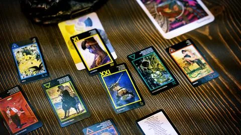 Tarot cards on the table, esoteric concept, fortune telling and predictions Foto stock