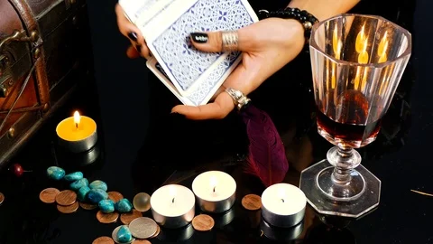 Tarot reader dealing cards and reading future and fortune 库存影片 121922742