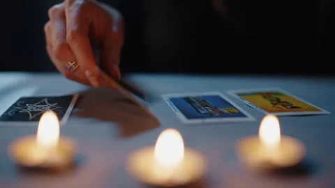 Tarot Reader Makes a Card Layout Stockbeeldmateriaal 300829745