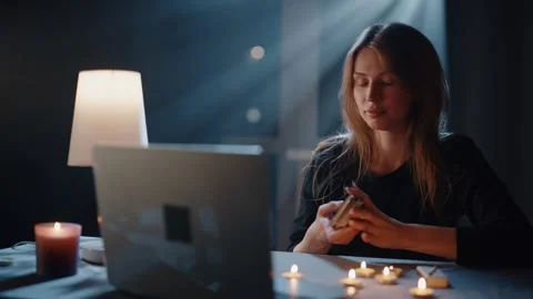 A Tarot Reader Makes A Reading Through A Computer Vídeos de archivo 299709405