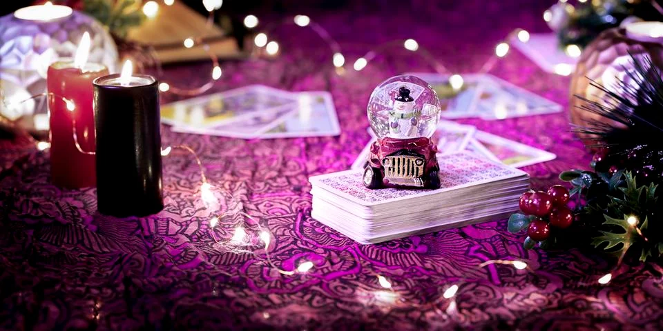 Tarot reader or Fortune teller reading on Christmas decoration. Foto stock