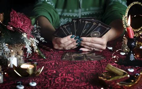 Tarot reader or Fortune teller reading on Christmas decoration. Foto stock