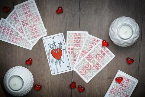 Tarot reading, cards layout on table. Valentine concept, love Foto stock