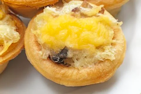 Tartlets with cheese stuffing close-up. Foto stock