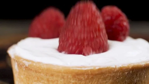 Tartlets with sweet cream and raspberry 動画素材 105178919