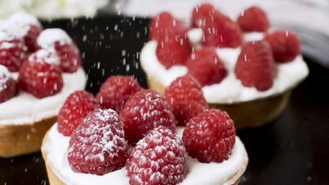 Tartlets with sweet cream and raspberry sprinkle with powdered sugar 動画素材 105178937