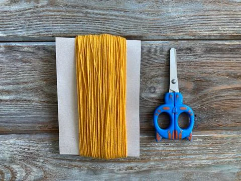 The tassel out of yellow yarn, a tutorial on how to make a monster, Stock-Fotos