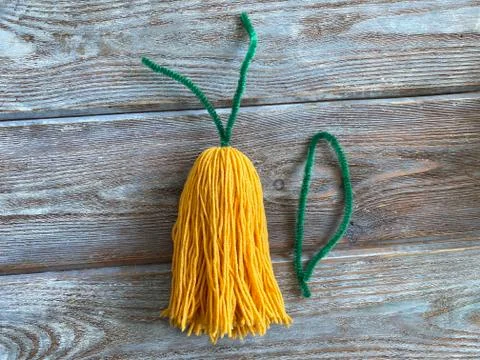 The tassel out of yellow yarn, a tutorial on how to make a monster, Stock Photos