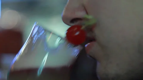 Tasting alcoholic cocktail Vídeo Stock 22453403