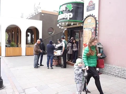 Tasting of kvass Vídeo Stock 75344159