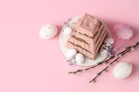 Tasty curd Easter cake with eggs, gypsophila flowers and pussy willow branche Stock Photos