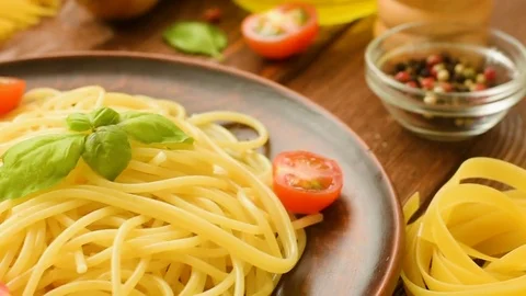 Tasty hot spaghetti with tomatoes and basil Video stock 72584953