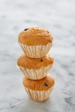 Tasty muffins arranged in pattern on light textured background, close-up Stockfoto's