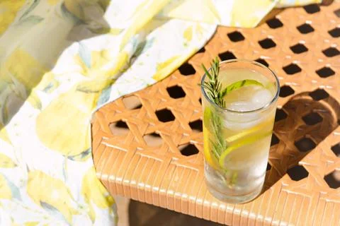 Tasty refreshing lemonade on wicker bench, space for text. Summer drink Foto stock