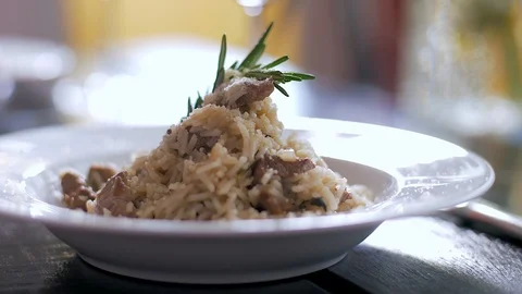 Tasty risotto with veal fillet prepared for two Vídeo Stock 106935204