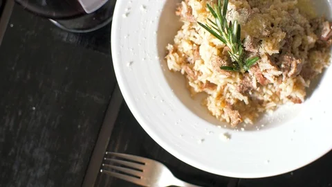 Tasty risotto with veal fillet prepared for two Vídeo Stock 106935749