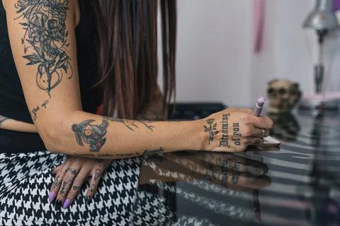 Tattoo art digital process on digital tablet . Tattoo artist hands holding Pe 库存照片