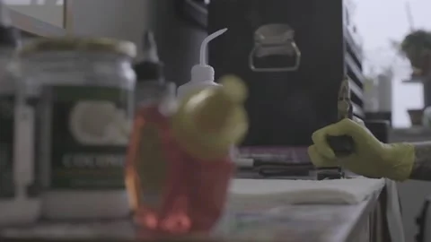 Tattoo Artist dips machine in ink in slow motion in HD Stockbeeldmateriaal 170621809