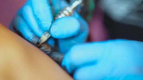 The tattoo artist does the tattoo Stock Footage 77391503