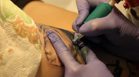 Tattoo Artist Working 库存影片 39828453