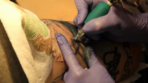 Tattoo Artist Working Видео 39828457