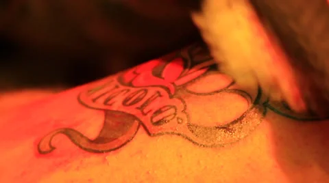 Tattoo Artist Working Видео 39828706