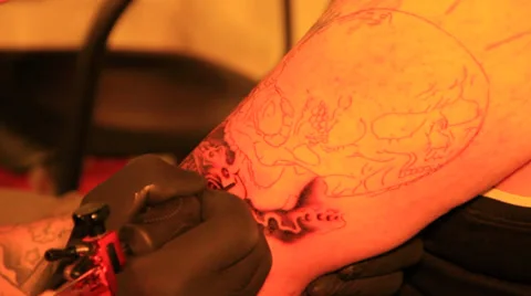 Tattoo Artist Working Vídeo Stock 39828707