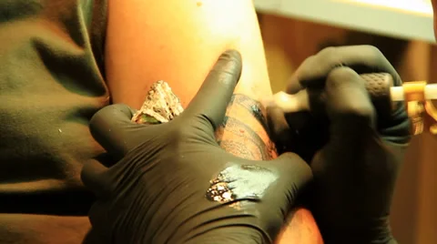 Tattoo Artist Working Vídeos de archivo 39829051