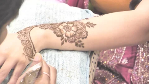 Woman Gets Henna Tattoo on Her Shoulder Stock Footage - Video of black,  colorful: 94323592