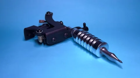 Tattoo Machine on Blue Background Vídeo Stock 303383097