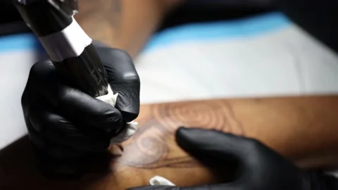 Tattoo machine in the hand of tattoo master, closeup. Stock Footage 168635801
