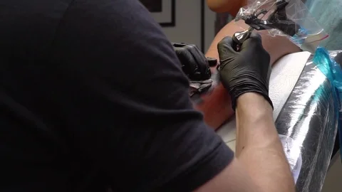 Tattoo machine in the hands of experienced tattoo artist Stock Footage 82839650