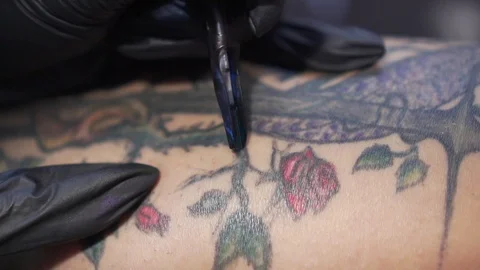 Tattoo machine makes a needle tattoo, close-up. Stock Footage 105254282