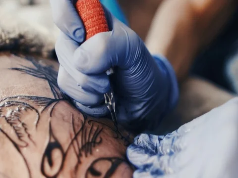 A tattoo machine making the skin vibrate 库存影片 70137245