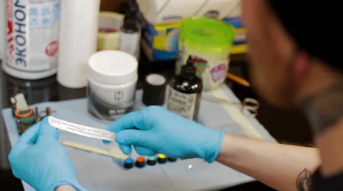 Tattoo machine preparing for making tattoo Vídeos de archivo 62422266