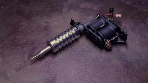 Tattoo Machine on a Table Vídeo Stock 304299495