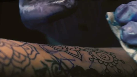 Tattoo master does tattoo close-up Video stock 73173808