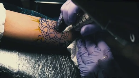 Tattoo master does tattoo on hand close-up Stock Footage 73172781