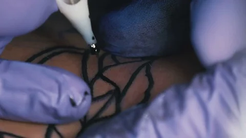 Tattoo master makes the tattoo close-up Stock Footage 73140727