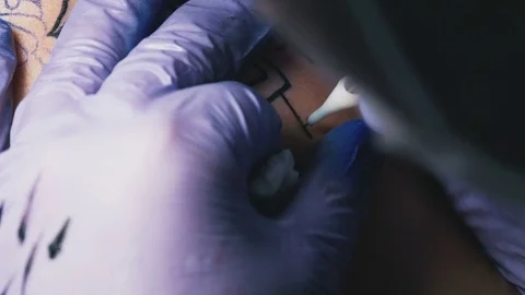 Tattoo master makes the tattoo close-up Video stock 73149950