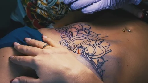 Tattoo master makes the tattoo close-up Stock Footage 73153564