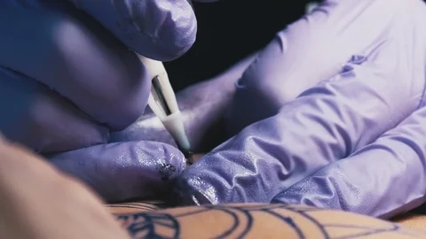 Tattoo master makes the tattoo close-up Vídeo Stock 73153876