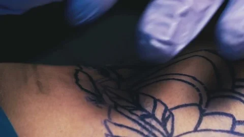 Tattoo master makes the tattoo close-up Stock Footage 73155653