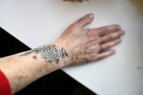  Tattoo mit 90 Jahren 22.10.2022 Mörfelden-Walldorf (Hessen) Oma Sussi Bon.. Stock Photos
