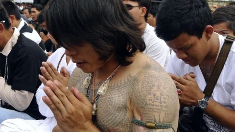 Tattooed devotees at Wat Bang Phra praying. Stock Footage 121087862