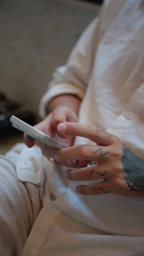 Tattooed Hands Using Smartphone Indoors, Mobile Technology... Vídeos de archivo 334437458