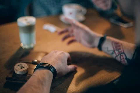 Tattooed male hands gesticulating while talking Stockfoto's